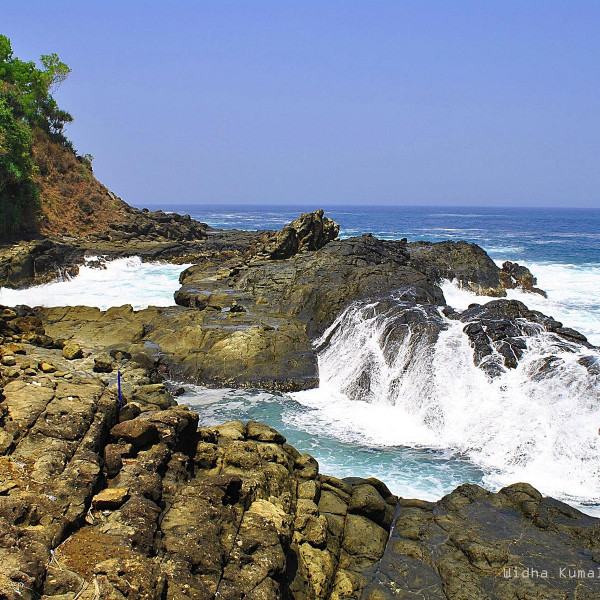 7 Pantai di Gunungkidul yang Bagus dan Sepi, Nomor 6 Punya Kolam Alami
