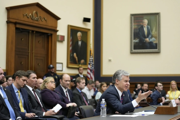 Siapa Direktur FBI Christopher Wray? Pernah Diangkat Donald Trump, tapi Kini Justru Bermusuhan