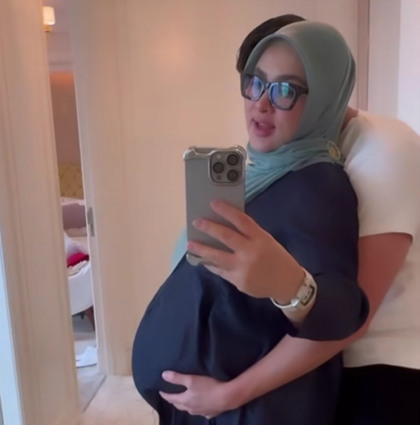 Syahrini Makin Mesra dengan Reino Barack Jelang Kelahiran Anak Pertama