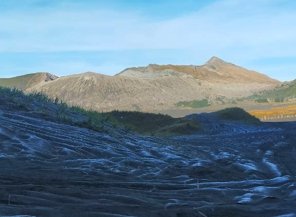 Bromo Bersalju di Musim Kemarau? Yuk, Intip Fenomena Embun Es yang Bikin Lautan Pasir Memutih!