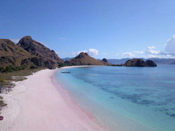 5 Pantai Pink di Indonesia, Surga Tersembunyi yang Wajib Dikunjungi