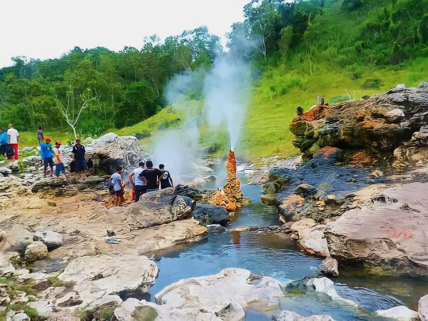 Menikmati Keindahan Air Mancur Panas Tuti Adagae, Surga Tersembunyi di Ujung Timur Indonesia