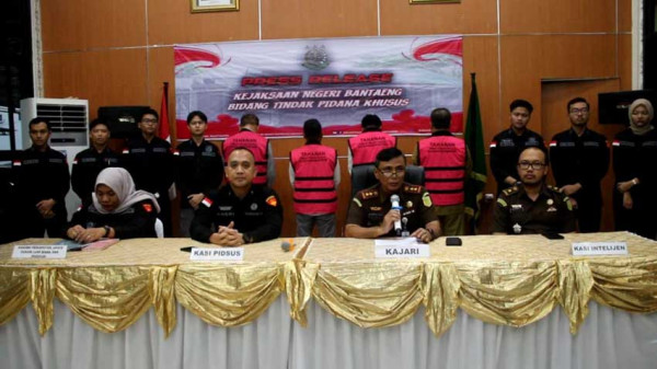 3 Pimpinan DPRD Bantaeng dan Sekwan Ditahan, Tersangka Dugaan Korupsi Rp4,9 Miliar