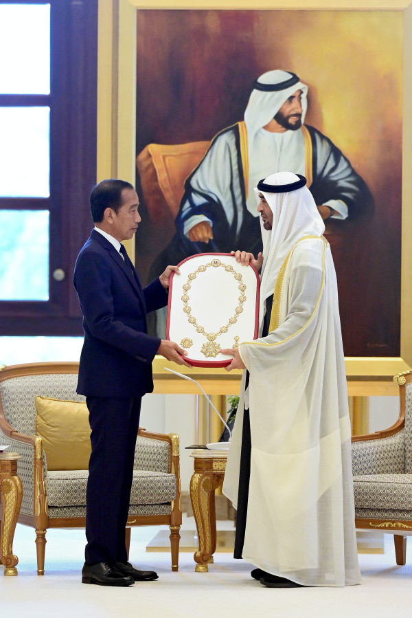 Momen Jokowi Terima Penghargaan Order of Zayed dari Presiden MBZ