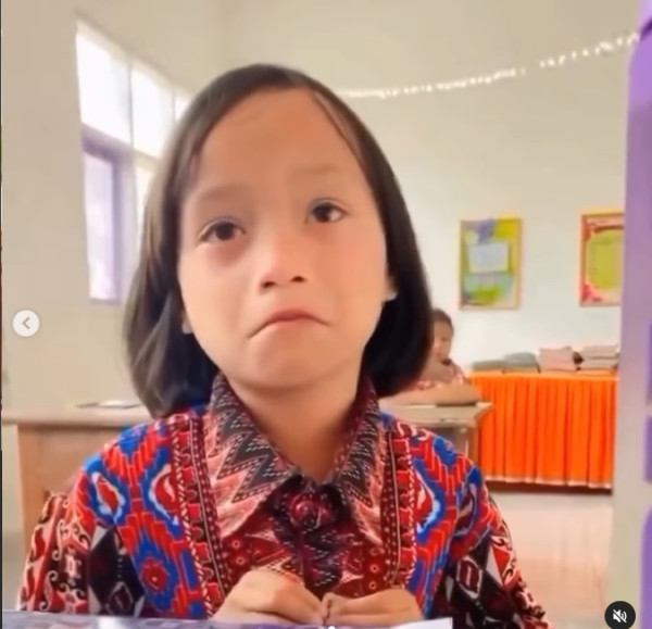 Pilu! Siswi SD Curhat ke Guru Kangen Diantar Ibu ke Sekolah hingga Menangis