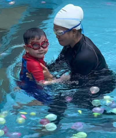 4 Anak Artis yang Mahir Berenang sejak Balita