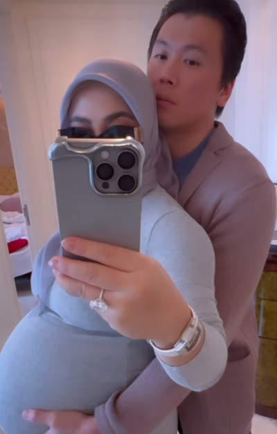 Syahrini Pamer Baby Bump Ditemani Reino Barack, Netizen: Stunning