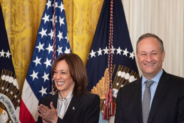 Siapa Doug Emhoff? Suami Kamala Harris yang Dikenal Orang Yahudi dan Mendorong Istrinya Pro-Israel