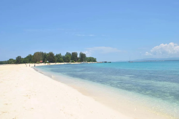 10 Pantai Terindah di Indonesia, Tak Kalah Cantik dari Maldives