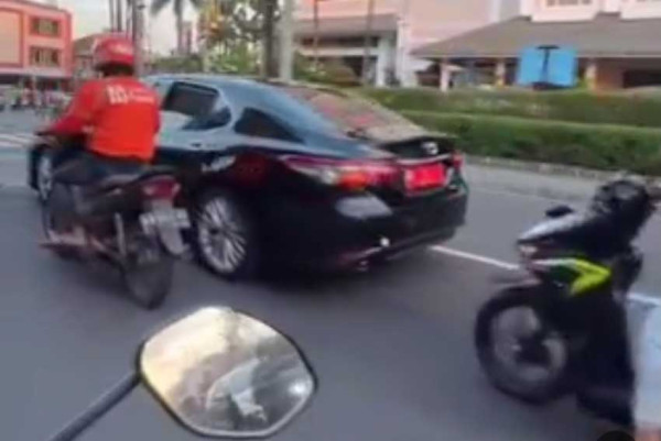 Viral Mobil Sri Sultan HB X Meluncur di Jalan Raya Tanpa Pengawalan