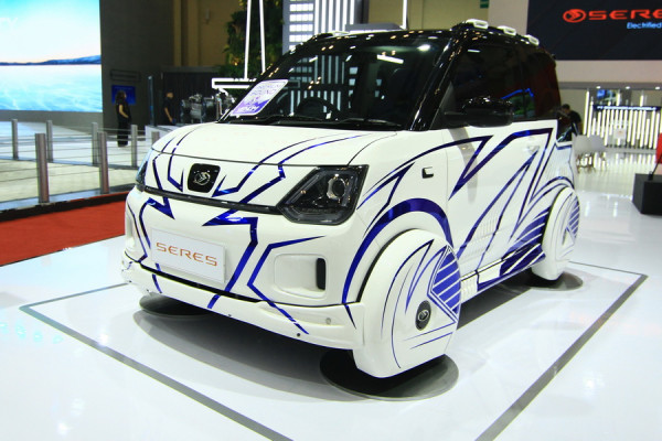 Perbandingan Wuling Air ev Lite dan Seres E1, Mobil Listrik Termurah di GIIAS 2024