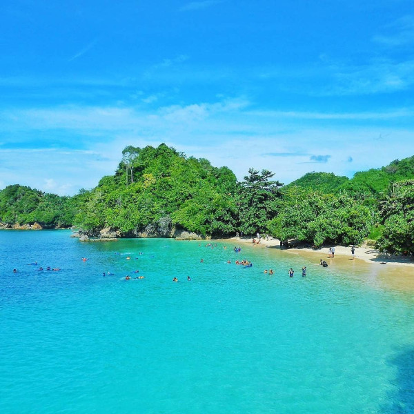 5 Potret Pantai Pink Malang yang Punya Tiga Warna Air Laut Indah