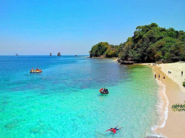 5 Potret Pantai Pink Malang yang Punya Tiga Warna Air Laut Indah