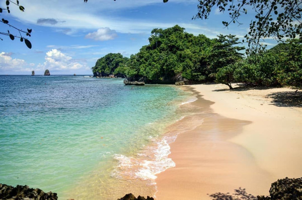 5 Potret Pantai Pink Malang yang Punya Tiga Warna Air Laut Indah