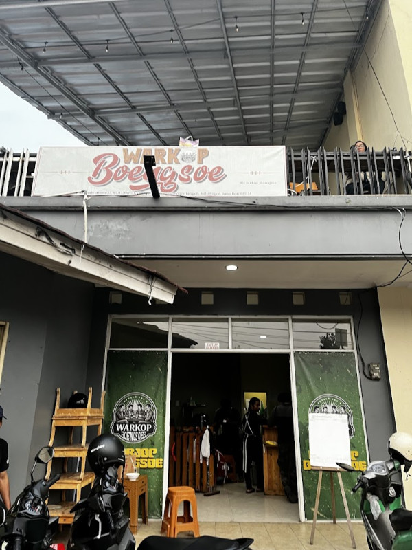 Warkop Boengsoe, Ngopi Asyik ala Vietnam di Pinggir Rel Kereta Bogor