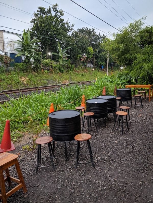 Warkop Boengsoe, Ngopi Asyik ala Vietnam di Pinggir Rel Kereta Bogor