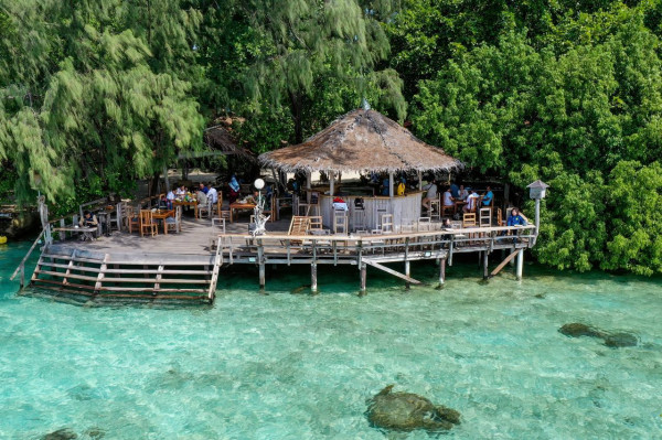 10 Pulau Eksotis di Kepulauan Seribu, Nomor 7 Punya Resort Bergaya Papua
