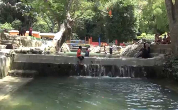 Temperatur di Aceh Tembus 37 Derajat Celcius, Warga Berendam di Kolam
