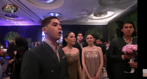 El Rumi dan Syifa Hadju Hadiri Resepsi Pernikahan Aaliyah-Thariq Bersama, Keciduk Naik Pelaminan Bareng