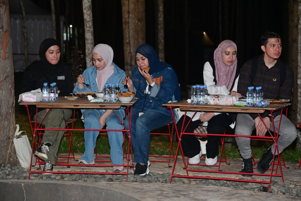 Jokowi Ajak Artis dan Influencer ke IKN, Makan Malamnya Sushi hingga Burger