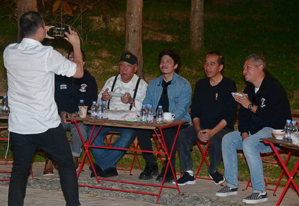 Jokowi Ajak Artis dan Influencer ke IKN, Makan Malamnya Sushi hingga Burger