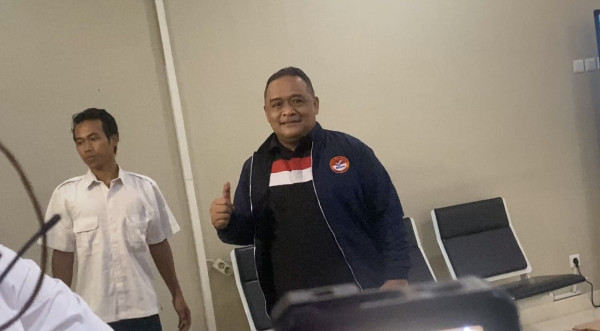 Tiba di Bareskrim, Benny Rhamdani Tunjukkan Tulisan Sikat Sindikat di Jaketnya