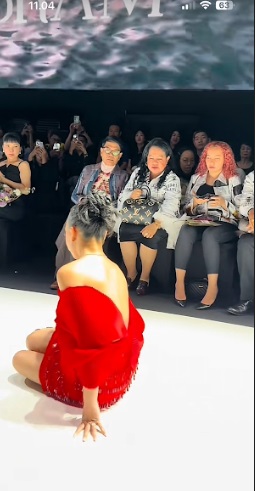 Detik-detik Naura Ayu Jatuh di Catwalk Jakarta Fashion and Food Festival, Bangkit dan Lepas High Heels