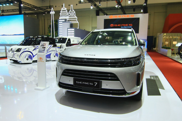 Mobil Listrik Termurah GIIAS 2024 Seres E1 Laris Manis, DFSK Raup Total 546 SPK