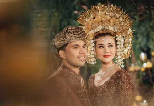 16 Artis Indonesia yang Menikah dengan Baju Adat Minang