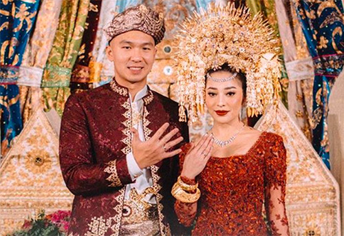 16 Artis Indonesia yang Menikah dengan Baju Adat Minang