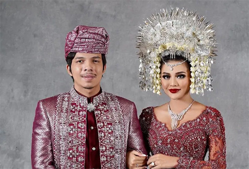 16 Artis Indonesia yang Menikah dengan Baju Adat Minang