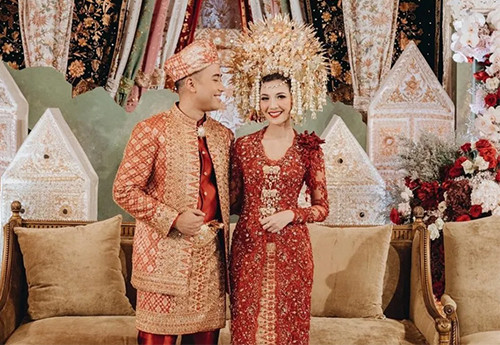 16 Artis Indonesia yang Menikah dengan Baju Adat Minang
