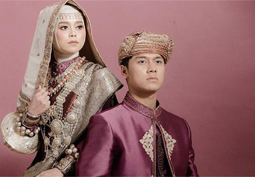 16 Artis Indonesia yang Menikah dengan Baju Adat Minang
