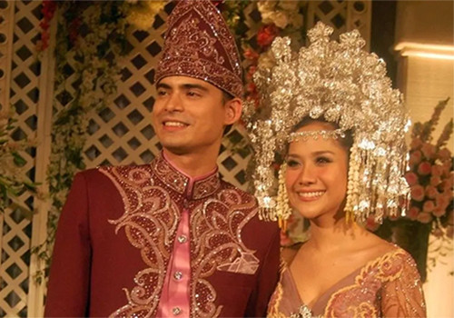 16 Artis Indonesia yang Menikah dengan Baju Adat Minang