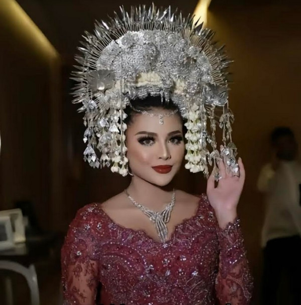 5 Artis yang Pakai Suntiang saat Nikah, dari Nikita Willy hingga Aaliyah Massaid