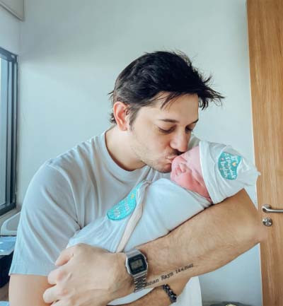 Tengku Dewi Putri Lahirkan Anak Kedua, Andrew Andika Bahagia saat Gendong Bayinya