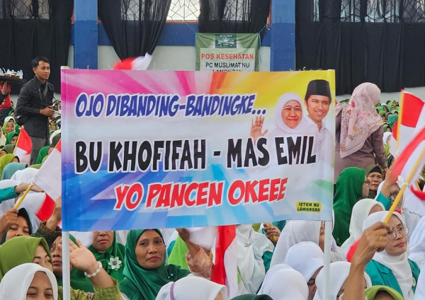 Ribuan Jemaah Muslimat NU Bentangkan Spanduk Dukung Khofifah Dua Periode