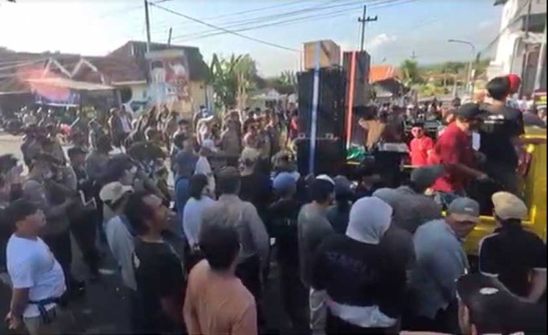 Ratusan Warga Pasuruan Blokade Jalan dan Bakar Ban, Desak Stop Pembuangan Limbah 14 Pabrik