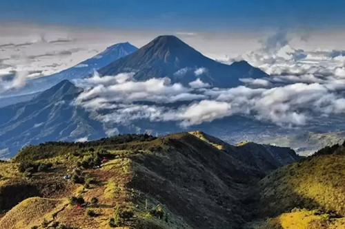 5 Rekomendasi Gunung untuk Merayakan Momen 17 Agustus, Siap Kibarkan Merah Putih!