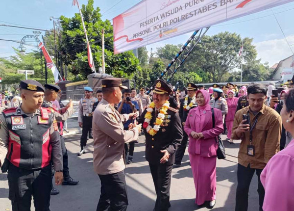 Tradisi Unik di Polrestabes Bandung, Kapolres Kayuh Becak Antarkan Anggota yang Pensiun