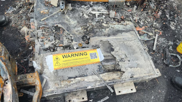 Mobil Listrik Mercedes-Benz EQE Terbakar di Parkiran, Penyebabnya Masih Misteri