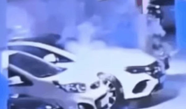 Kebakaran Mobil Listrik Mercedes EQE, Keamanan Baterai China Dipertanyakan