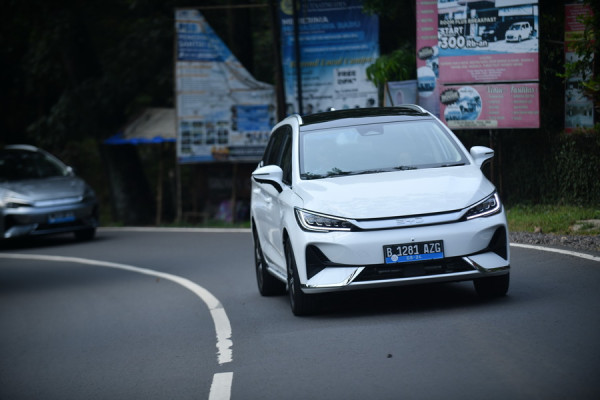 Uji Ketangguhan BYD M6, Stabil di Tol MBZ dan Libas Tanjakan Spogebob
