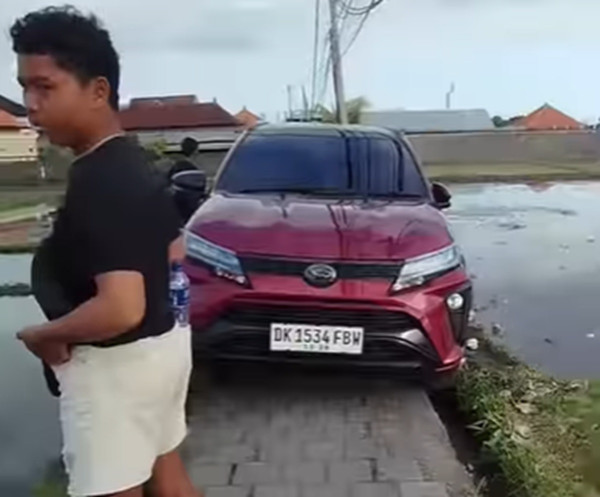 Mobil SUV Terjebak di Sawah, Netizen: di Bali Jangan Percaya Google Maps