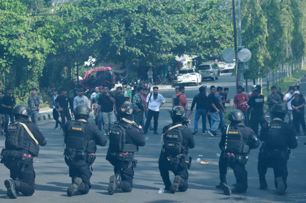 Ratusan Massa Bentrok dengan Polisi di Depan Gedung DPRD Sukabumi
