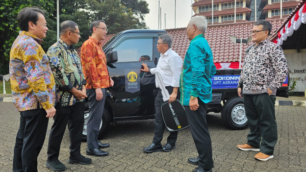 DFSK Sokon Beri Hibah Mobil untuk Asrama Universitas Indonesia