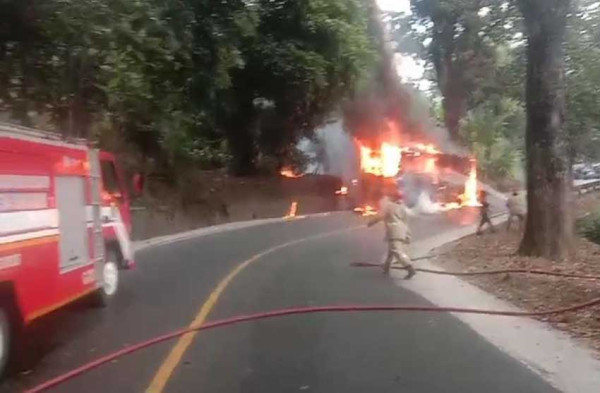 Bus MGI Jurusan Palabuhanratu - Bogor Terbakar Hebat di Cibadak Sukabumi