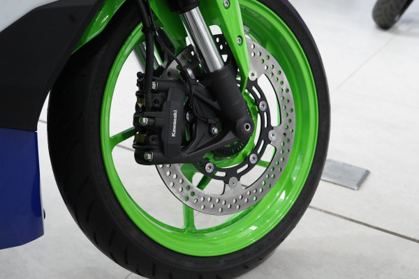 Motor Sport Terlaris Makin Gahar! Kawasaki Ninja ZX-25RR Edisi 40 Tahun Dijual Rp138 Juta