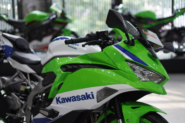 Motor Sport Terlaris Makin Gahar! Kawasaki Ninja ZX-25RR Edisi 40 Tahun Dijual Rp138 Juta