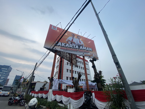 Baliho Anies Baswedan-Sohibul Iman Masih Mejeng di Markas PKS